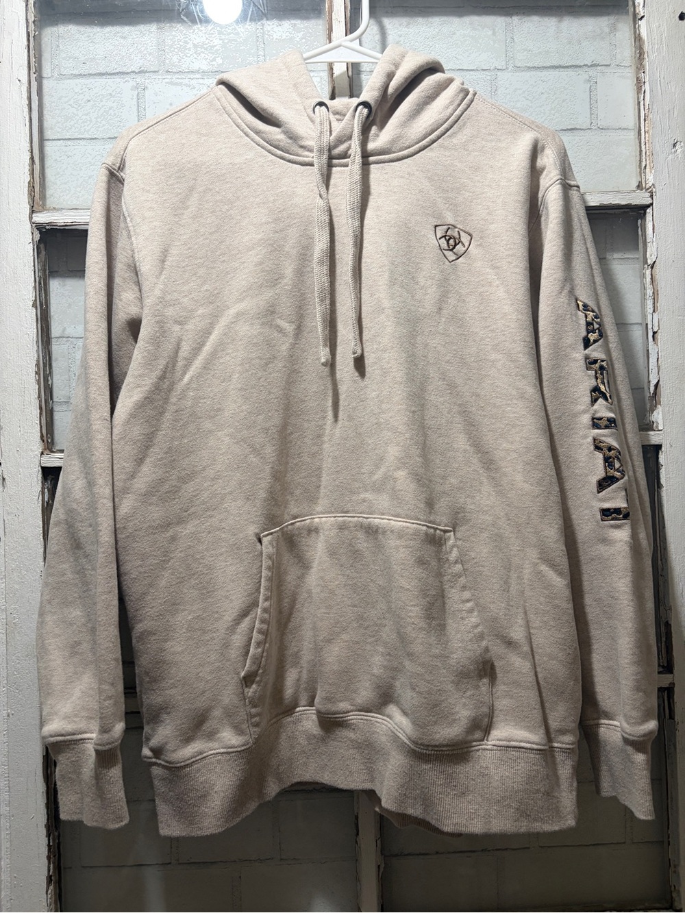Ariat Women’s Beige Animal Print Logo Sleeve Pullover Hoodie Size Large